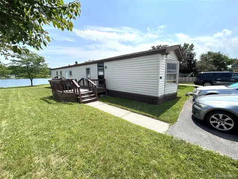 48582 Lakeview Cir, Shelby Township, MI 48317