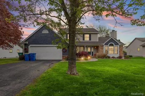 7694 Woodside Pl, Waterford, MI 48327