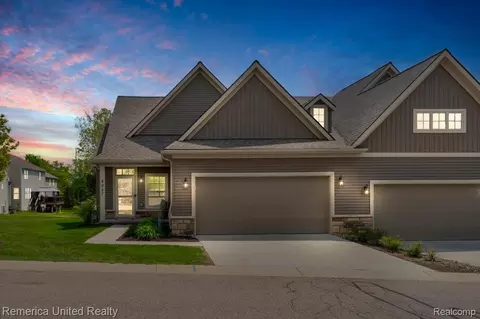 8057 Timber Trl, White Lake, MI 48386