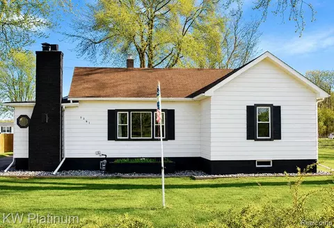 3261 Keewahdin Rd, Fort Gratiot, MI 48059