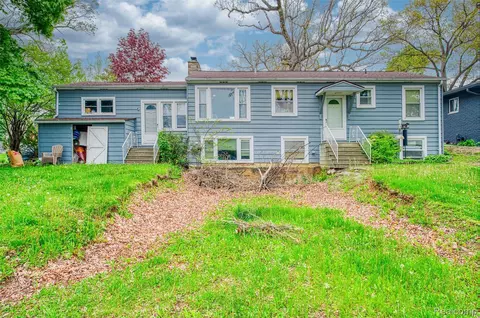 5985 Rowley Blvd, Waterford, MI 48329