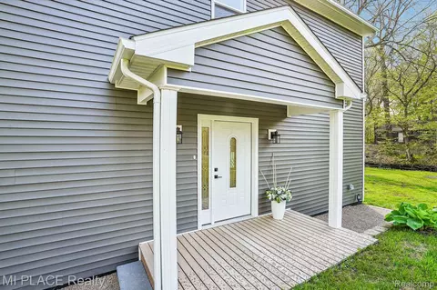 9755 Portage Trl, White Lake, MI 48386