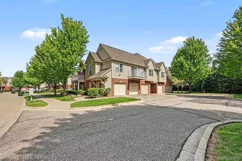 8568 Heywood Cir, Sterling Heights, MI 48312