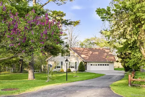 5208 N Hillcrest Dr, Clyde, MI 48049