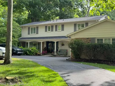 32744 White Oaks Trl, Beverly Hills, MI 48025