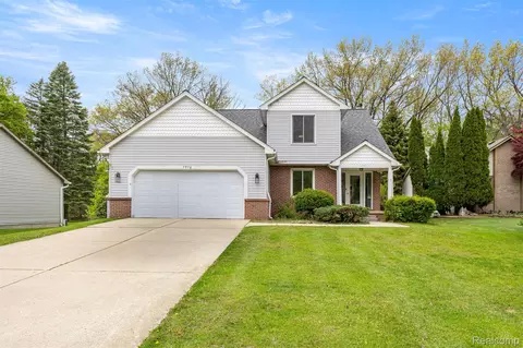 7978 Hoffman Dr, Waterford, MI 48327