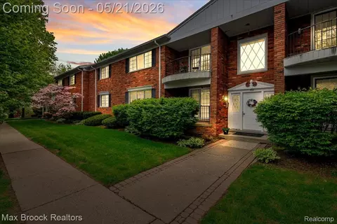 1711 Huntingwood Ln #C, Bloomfield Hills, MI 48304
