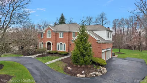 945 Wellsley Ct, Bloomfield Hills, MI 48304