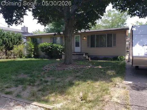 1867 Rustic Ln, Keego Harbor, MI 48320