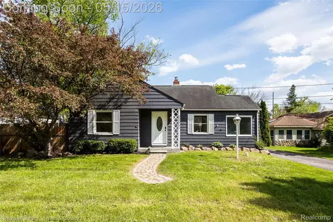 55901 Pontiac Trail Ct, Lyon, MI 48165