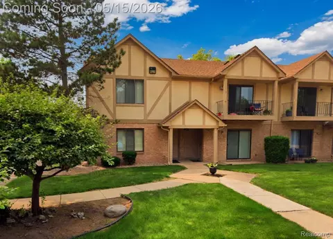 38513 Wellington Dr, Clinton Township, MI 48036