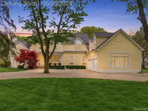 1185 Avon Cir W, Rochester Hills, MI 48309