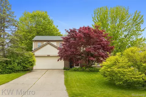 35088 Bunker Hill Dr, Farmington Hills, MI 48331