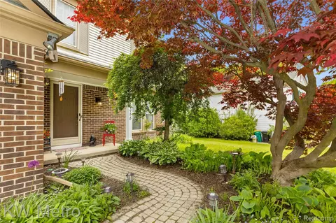 35088 Bunker Hill Dr, Farmington Hills, MI 48331