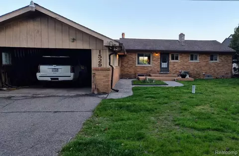 1529 Harwood Dr, Oxford, MI 48371