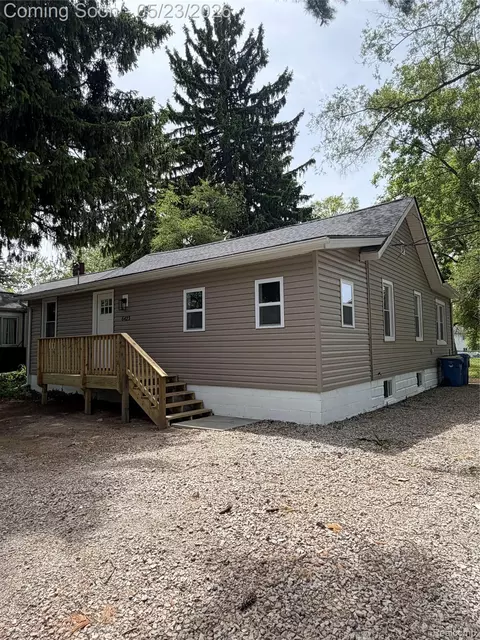 6423 Andersonville Rd, Waterford, MI 48329