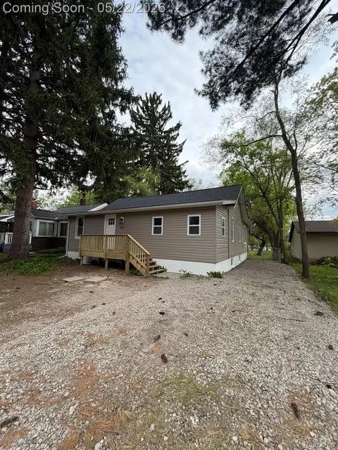 6423 Andersonville Rd, Waterford, MI 48329