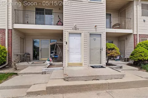 43220 Fountain Dr, Sterling Heights, MI 48313
