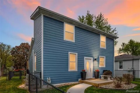 9474 Thames Blvd, White Lake, MI 48386