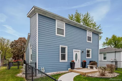 9474 Thames Blvd, White Lake, MI 48386