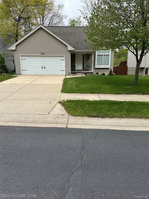 1429 Sherwood Forest Ct, Waterford, MI 48327