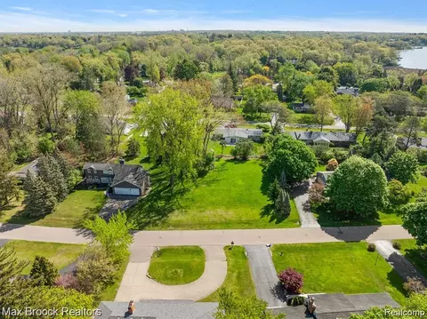 0000 Pine Ridge Rd, West Bloomfield, MI 48324