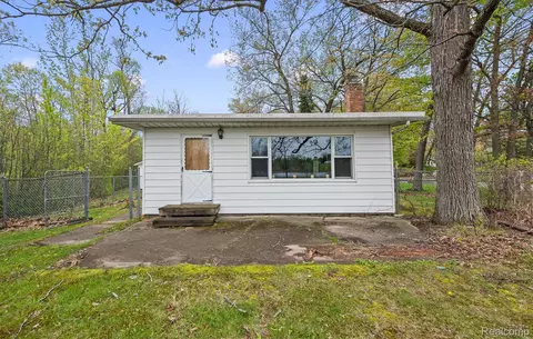 3332 Horrell Ct, Fenton, MI 48430