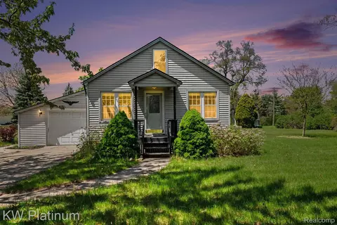 47611 Burton Dr, Shelby Township, MI 48317