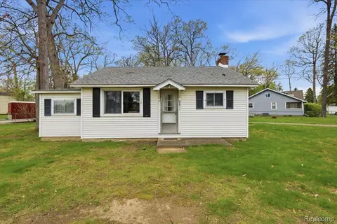 2811 Orange Grove Rd, Waterford, MI 48329