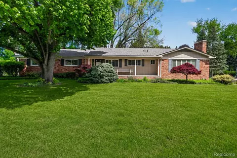 857 Helston Rd, Bloomfield Hills, MI 48304