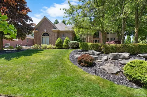 54501 Salem Dr, Shelby Township, MI 48316