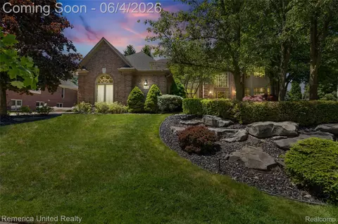 54501 Salem Dr, Shelby Township, MI 48316