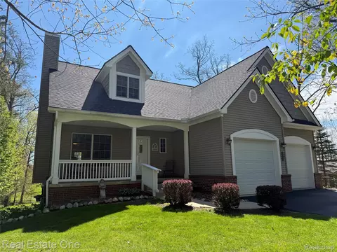1374 Blue Heron Dr, Highland, MI 48357