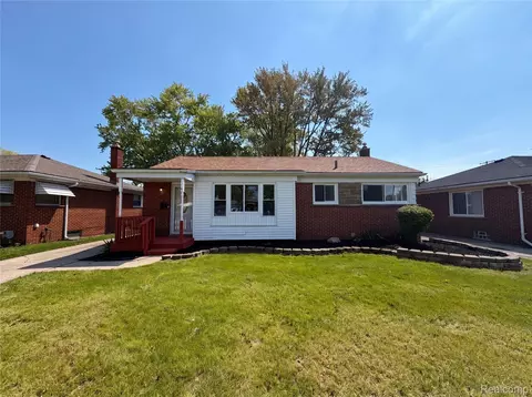 28832 Kaufman St, Roseville, MI 48066