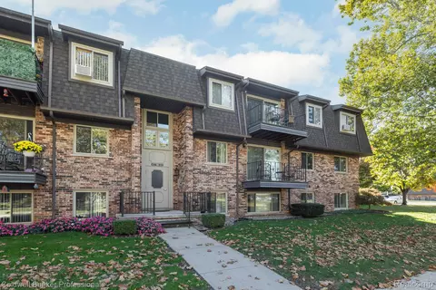 425 Riviera Dr, Saint Clair Shores, MI 48080