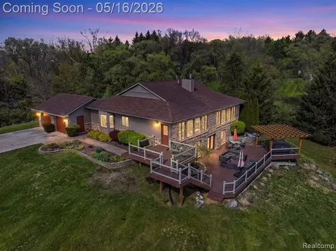 8742 Hyne Rd, Brighton, MI 48114