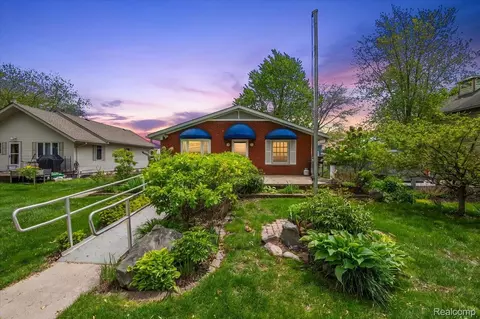 13358 Laplaisance Woods St, La Salle, MI 48145