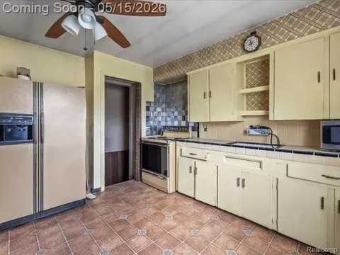 Kitchen - 2229 E 8 Mile Rd, Grosse Pointe Woods, MI 48236 photo 2 of 2
