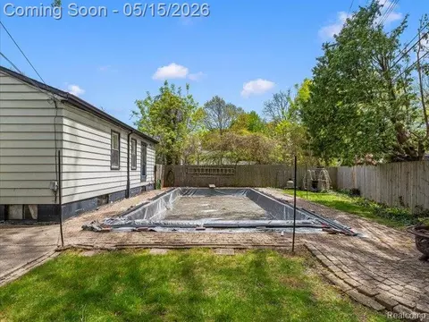 Exterior - 2229 E 8 Mile Rd, Grosse Pointe Woods, MI 48236 photo 1 of 2