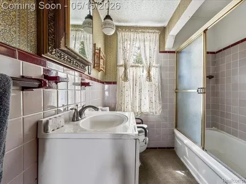 Bath - 2229 E 8 Mile Rd, Grosse Pointe Woods, MI 48236 photo 1 of 1