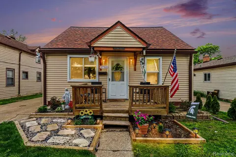 27311 Ridgewood St, Roseville, MI 48066