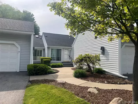 3591 Port Cove Dr #55, Waterford, MI 48328