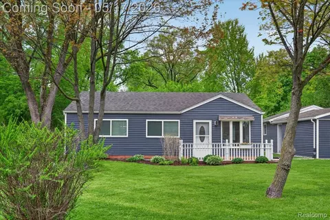 7044 Felix Dr, Independence, MI 48346