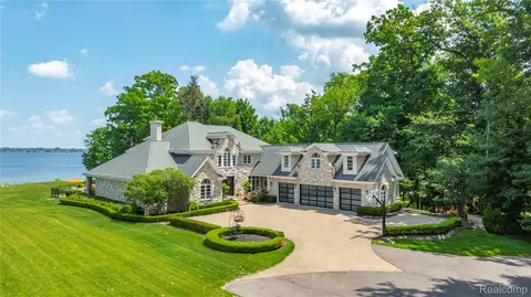 4326 Commerce Rd, Orchard Lake Village, MI 48324