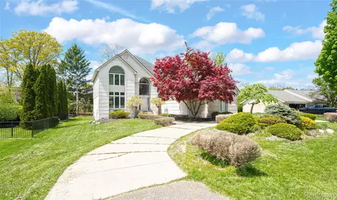 2337 Horseshoe Dr, West Bloomfield, MI 48322