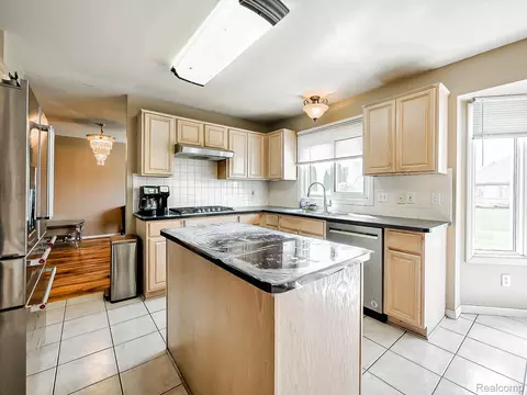 Kitchen - 48199 Lafayette Dr, Macomb, MI 48044 photo 5 of 6
