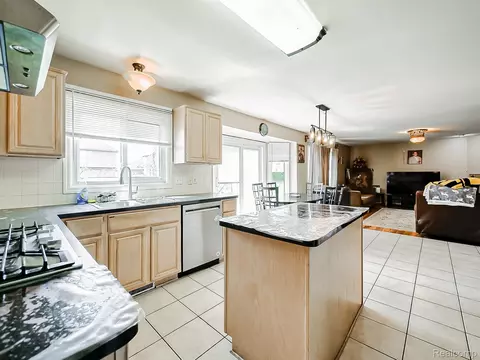 Kitchen - 48199 Lafayette Dr, Macomb, MI 48044 photo 4 of 6