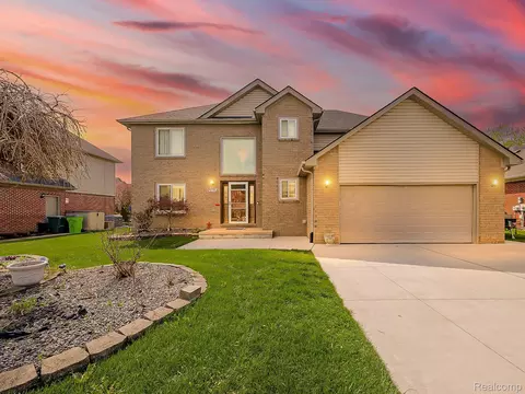 48199 Lafayette Dr, Macomb, MI 48044