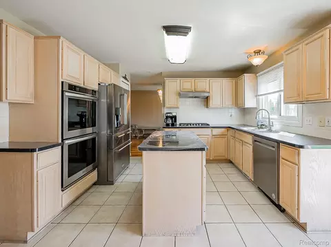 Kitchen - 48199 Lafayette Dr, Macomb, MI 48044 photo 2 of 6