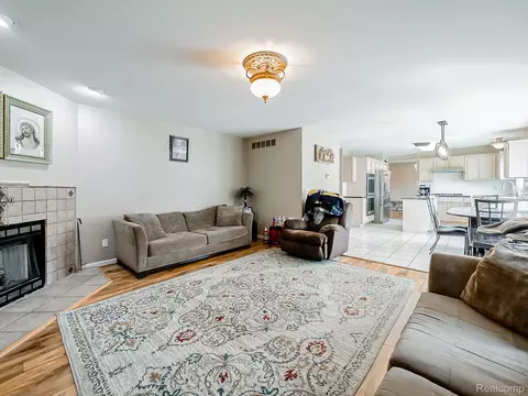 Living - 48199 Lafayette Dr, Macomb, MI 48044 photo 4 of 5